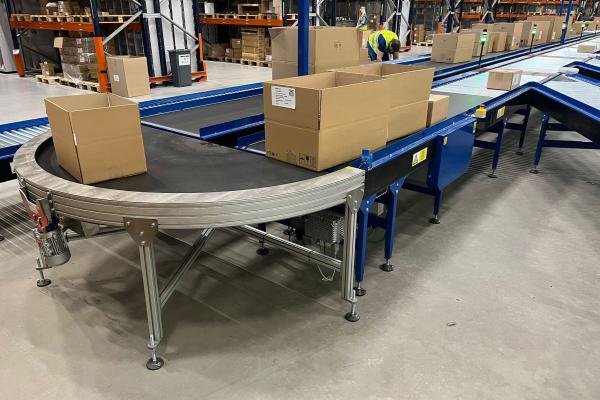 Transport van dozen met bochttransporteur